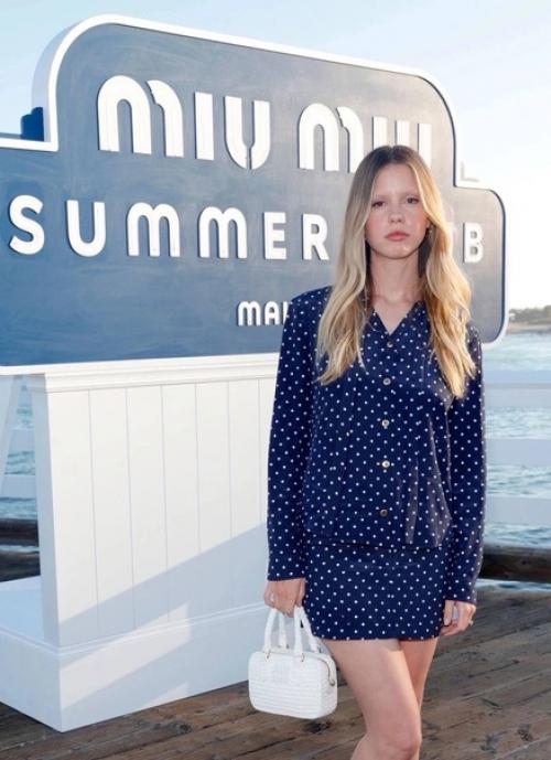 Джиджи хадид, Миа гот, Лотта Волкова и дочь миллы Йовович на вечеринке Miu Miu. 05