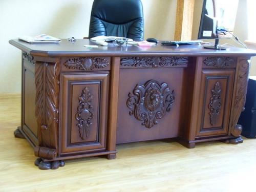 Предметы интерьера из натуральной древесины, декорированные резьбой по дереву, являются воплощением роскоши. 01