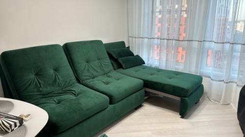 Изумрудные оттенки в мягкой мебели становятся всё популярнее среди ценителей стильного и элегантного интерьера. 01