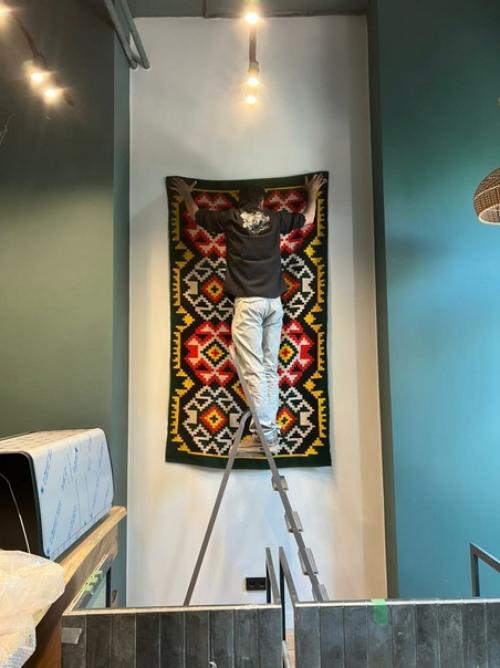 Очередной наш самотканный ковер устраивается в современном интерьере. 01