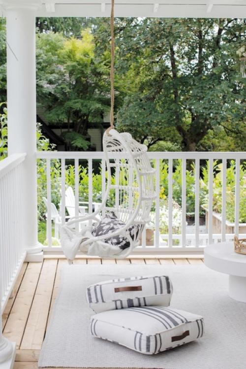 Подвесное кресло может быть удобным и интересным вариантом, если вы хотите украсить свой дом, террасу или балкон. 03