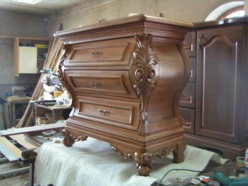 Предметы интерьера из натуральной древесины, декорированные резьбой по дереву, являются воплощением роскоши. 02