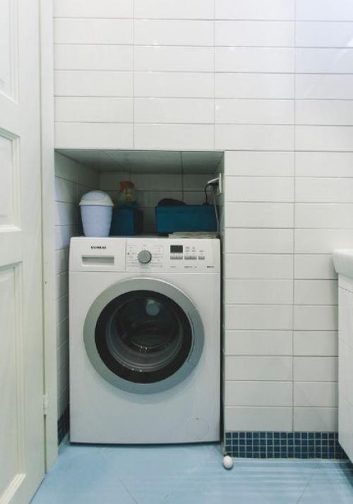 Стиральная машина в маленькой ванной комнате. 09