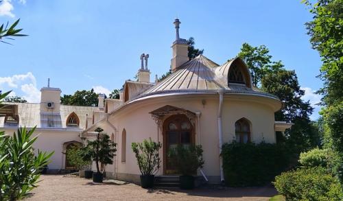 Есть в парке Александрия ещё одно необычное здание в неоготическом стиле. 07 Есть в парке Александрия ещё одно необычное здание в неоготическом стиле. 07