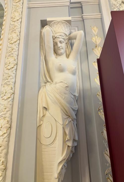 Вот ходил я по этой усадьбе, смотрел красивые интерьеры. 06