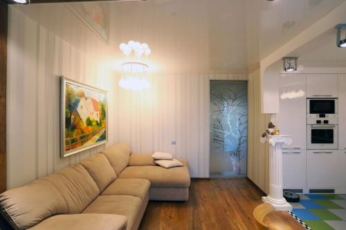 Необычный и даже смелый стилевой микс в интерьере кухни, объединенной с гостиной. 06