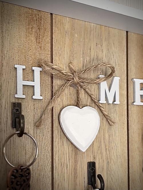 Множество ключей имеется у каждого в доме. 01