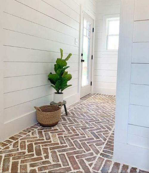 Капли дождя барабанят по дорожке которая ведет прямо в дом. 07