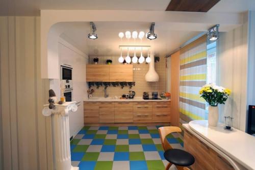 Необычный и даже смелый стилевой микс в интерьере кухни, объединенной с гостиной. 01