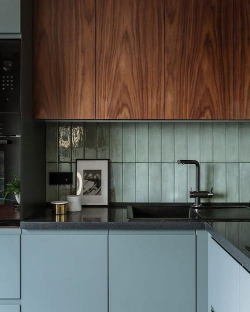 Интересный дизайн угловой кухни с вытяжкой - трубой. 02