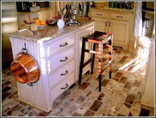 Капли дождя барабанят по дорожке которая ведет прямо в дом. 03