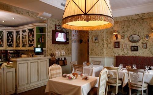 Ресторан МариVanna.  Это секретное закрытое заведение для Своих с удивительной концепцией, уютным интерьером и домашней кухней. 01