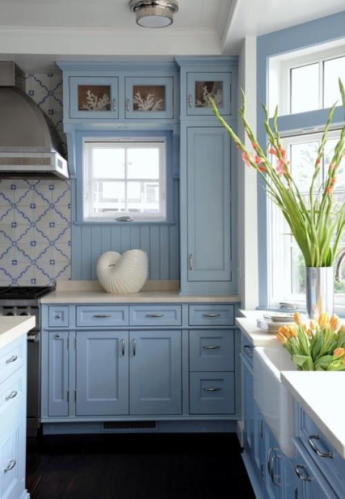 Спокойствие и умиротворение, которыми наделен голубой цвет, часто используется дизайнерами в интерьерах спальни, гостиной и даже санузла. 01