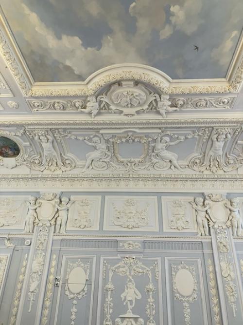 Вот ходил я по этой усадьбе, смотрел красивые интерьеры. 07