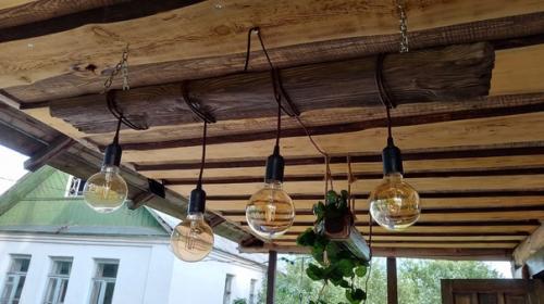 Люстра из массива дерева - это уникальное и стильное решение для освещения комнаты. 01