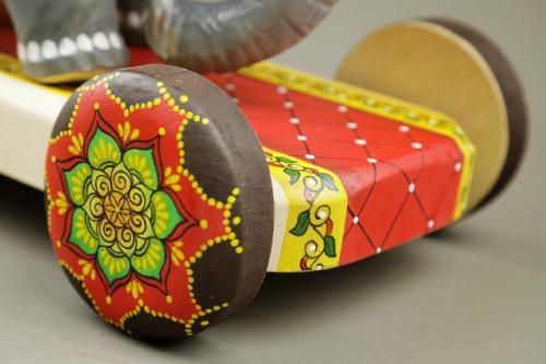 Эксклюзивная скульптура Слон, вырезанная и расписанная мастерами вручную отлично впишется в интерьер детской комнаты, гостиной или кабинета. 04