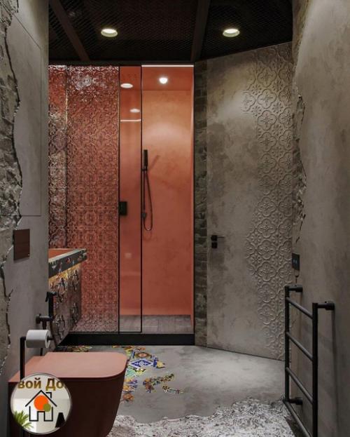 Брутальный интерьер ванной, сочетающий грубые фактуры металла и бетона с нотками изящности в виде орнаментов. 03