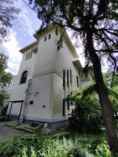 В течение ряда лет ходила мимо, лишь мельком цепляясь за табличку Здесь жил Максим Горький. 08