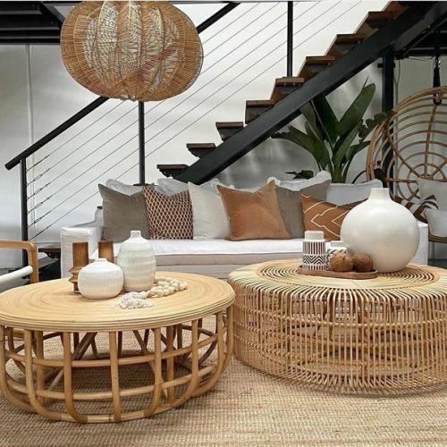 Плетённые и деревянные круглые столики сейчас на пике популярности в современных интерьерах. 01