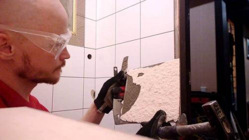 Как приклеить отвалившуюся плитку. 03