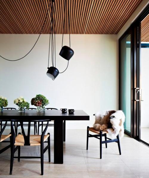 В проектах множества современных квартир и домов можно встретить декоративные рейки в интерьере. 03