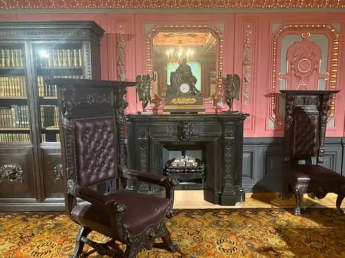 Вот ходил я по этой усадьбе, смотрел красивые интерьеры. 02