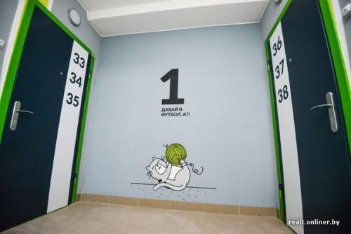 Как интересно придумал застройщик оформить подъезды в доме. 01