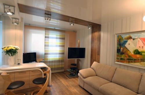 Необычный и даже смелый стилевой микс в интерьере кухни, объединенной с гостиной. 05