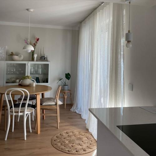 В своем небольшом доме, площадь которого всего 75 квадратных метров Штеффи создает интерьер в стиле Мягкий Минимализм. 01