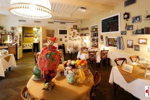 Ресторан МариVanna.  Это секретное закрытое заведение для Своих с удивительной концепцией, уютным интерьером и домашней кухней. 04