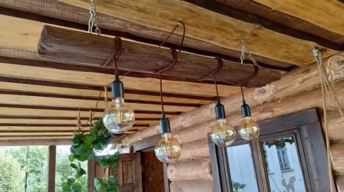 Люстра из массива дерева - это уникальное и стильное решение для освещения комнаты. 04