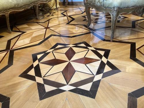 Вот ходил я по этой усадьбе, смотрел красивые интерьеры. 04