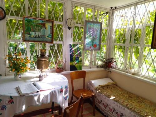 В маленьком городке старый Крым с численностью не более десяти тысяч человек находится чудесный музей к. Г. Паустовского. 03