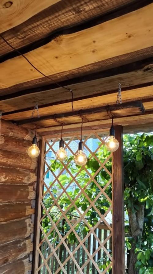 Люстра из массива дерева - это уникальное и стильное решение для освещения комнаты. 02