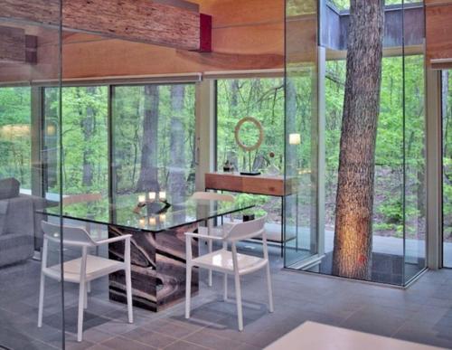 Построен дом с декорациями из живого деревf. 05