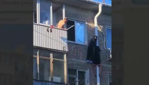 В хиджабе по трубе: ценные специалисты полезли из окна, испугавшись креста в подъезде. 01
