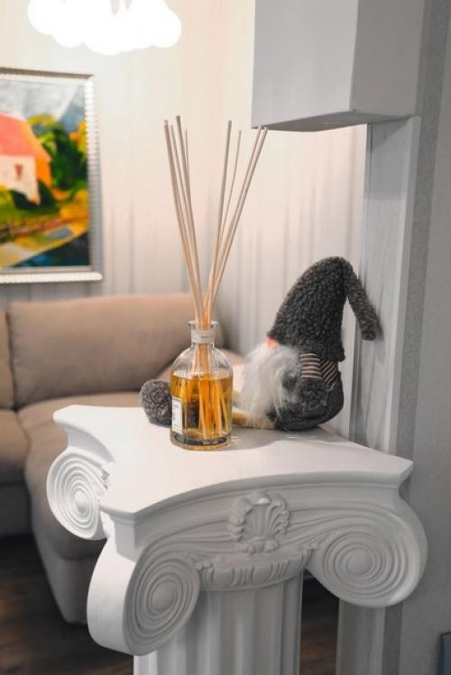 Необычный и даже смелый стилевой микс в интерьере кухни, объединенной с гостиной. 07