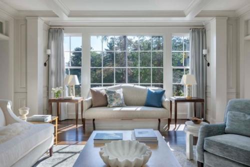 На берегу озера в новой Англии расположился великолепный особняк, спроектированный Mellowes & Paladino Architects. 03