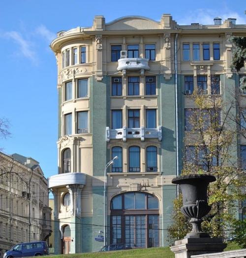 От гостиницы - к аппарату президента. 01