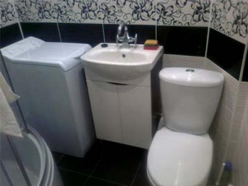 Стиральная машина в маленькой ванной комнате. 04