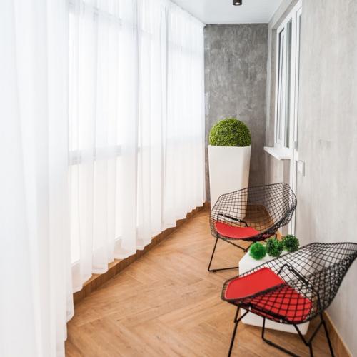 Очень много заказчиков стараются организовывать лоджия не просто для хранения, а как полноценное дополнение к интерьеру квартиры. 04