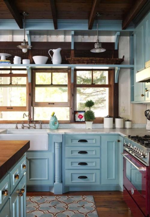 Спокойствие и умиротворение, которыми наделен голубой цвет, часто используется дизайнерами в интерьерах спальни, гостиной и даже санузла. 04