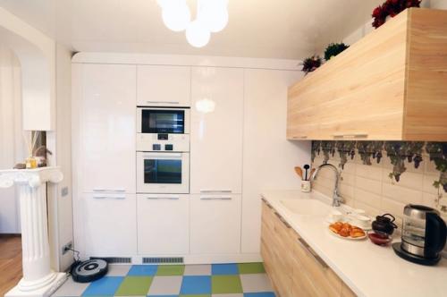 Необычный и даже смелый стилевой микс в интерьере кухни, объединенной с гостиной. 02