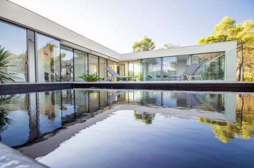 Архитекторы Agency Brengues Le Pavec представили проект Maison ART в сен - Клеман - де - ривьер, Франция.