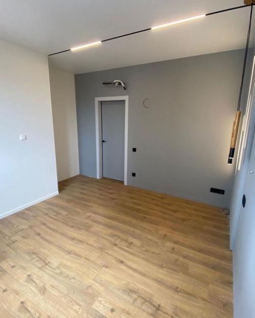 Сделали перепланировку и теперь у нас большая кухня - гостиная где очень много места. 05