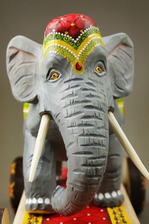 Эксклюзивная скульптура Слон, вырезанная и расписанная мастерами вручную отлично впишется в интерьер детской комнаты, гостиной или кабинета. 03