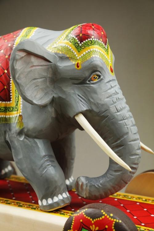 Эксклюзивная скульптура Слон, вырезанная и расписанная мастерами вручную отлично впишется в интерьер детской комнаты, гостиной или кабинета. 01