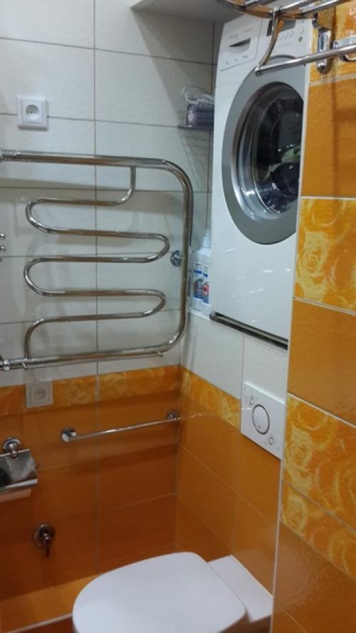 Стиральная машина в маленькой ванной комнате. 06