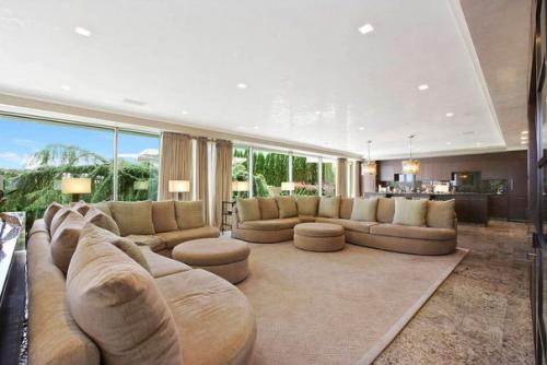 Этот потрясающий 4-этажный особняк располагается в местечке под названием милл бейсин, бруклин, Нью-йорк, США. 04