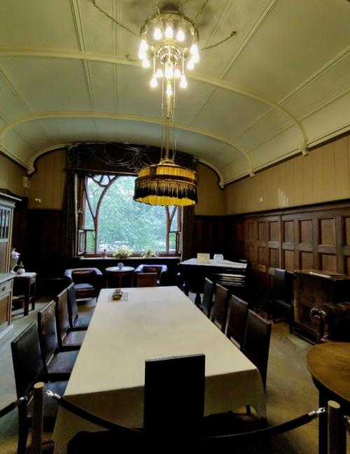 В течение ряда лет ходила мимо, лишь мельком цепляясь за табличку Здесь жил Максим Горький. 04